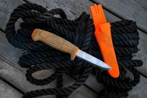 Плаващ нож MORAKNIV с назъбено острие и коркова дръжка